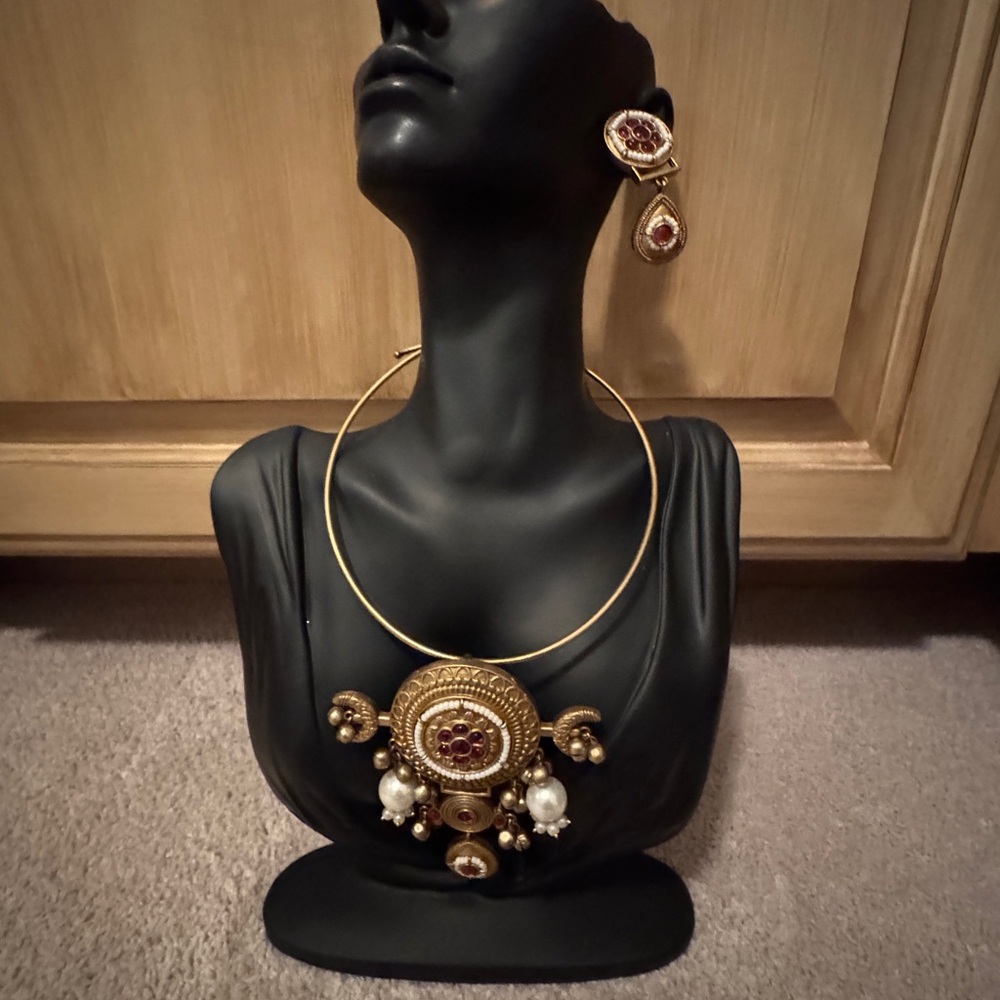 Antique looking Indian Hasli Set